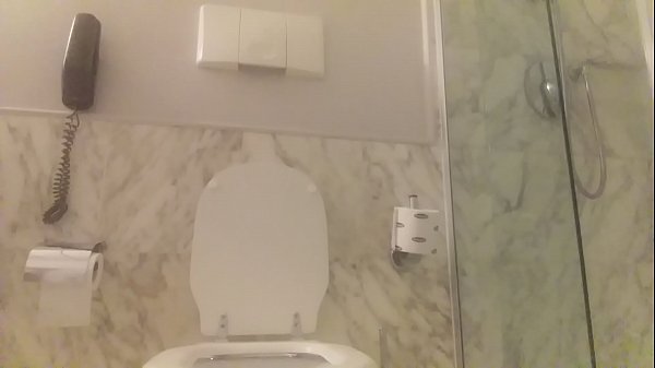 אין די וואַנע מיט אַ רויטהאָריק.