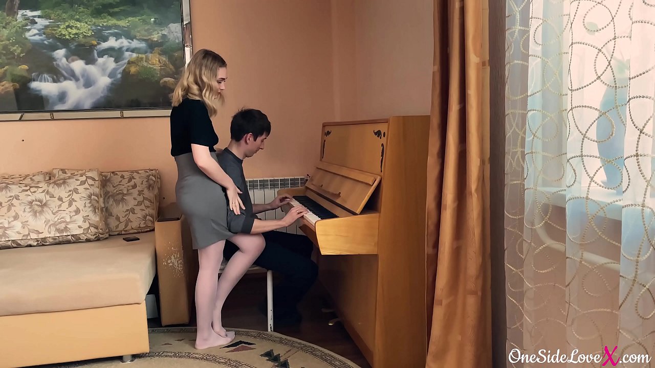פּיאַנאָ לערער זויגן איר סטודענט ס פּאָץ טיף און באַרען אים.