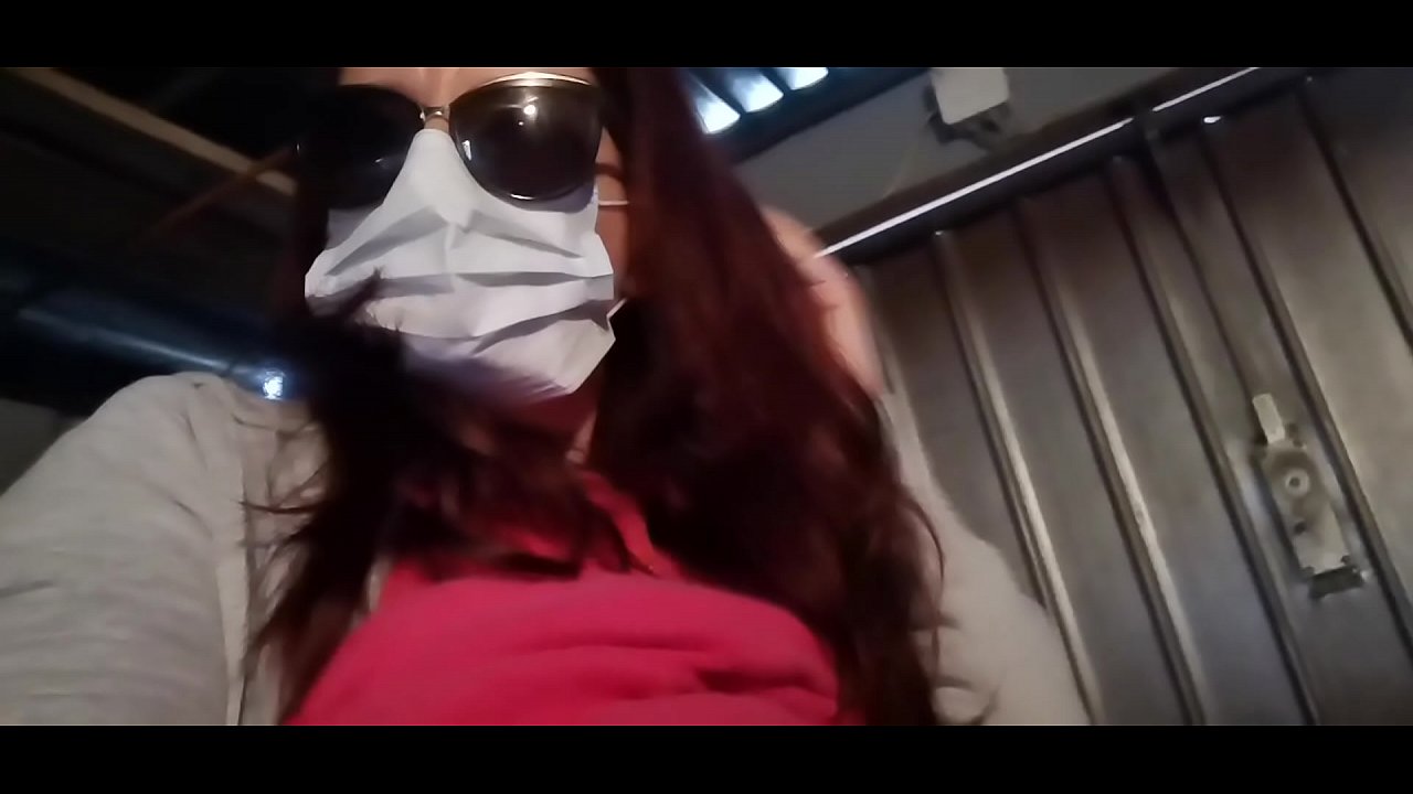 ניקאָלעטטאַ נעמט נעקאָמע אויף איר חבר און פּיז אין זיין גאַראַזש (ספּעציעלע קאָוויד 19 איטאַליעניש קאַראַנטין)