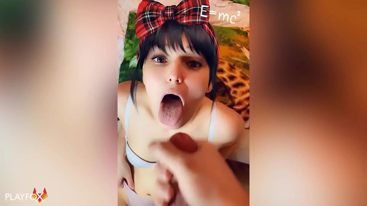 מיטלשול מיידל באַקומען איר ערשטער קום אין איר מויל פון אַ קלאַסמייט
